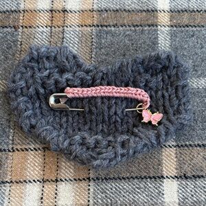 Cozy Gray Knitted Hair Clip with Pink Detail
